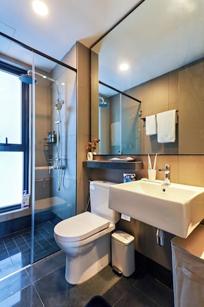 Superior Apartment, 3 Bedrooms, Balcony, City View | Bathroom