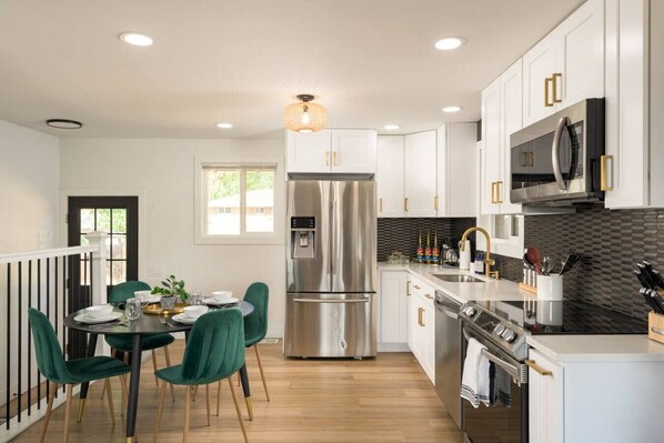 Kylskåp, ugn, spishäll och diskmaskin