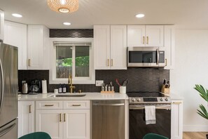 Fridge, oven, stovetop, dishwasher