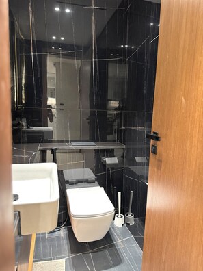 Dusche, Haartrockner, Bidet, Handtücher