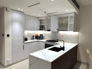 Mikrobølgeovn, ovn og kokeplater