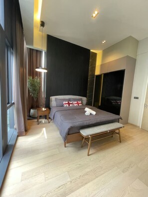 Apartamento superior, 1 habitación, balcón, vistas a la ciudad | Escritorio y espacio para trabajar con un portátil
