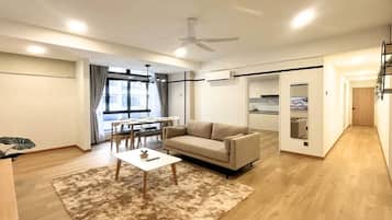 Superior Apartment, 2 Bedrooms, Balcony, City View | Meja, ruang kerja komputer riba, seterika/papan seterika, Wi-fi percuma