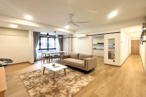 Apartemen Superior, 2 kamar tidur, balkon, pemandangan kota | Meja kerja, ruang kerja ramah laptop, dan setrika/meja setrika