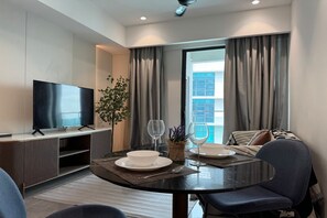 Apartamento superior, 1 quarto, sacada, vista para a cidade | Opções para refeição no quarto