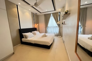 Departamento superior, 2 habitaciones, balcón, vista a la ciudad | Escritorio y espacio para trabajar con laptop 