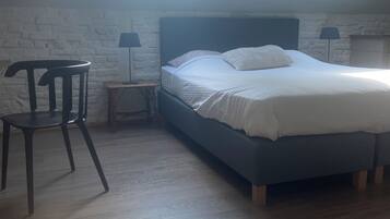 2 slaapkamers, een strijkplank/strijkijzer, internet, beddengoed