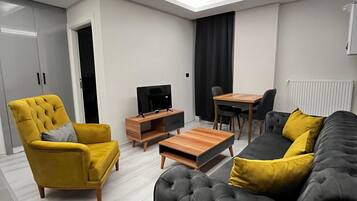 Condo económico, 1 cama Queen size y sofá cama, cocina | Espacio para trabajar con laptop y tabla de planchar con plancha