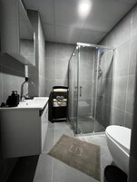 Ducha, artículos de tocador gratuitos, secador de pelo, toallas