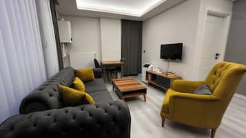 Appart'hĂŽtel Ăconomique, 1 grand lit et 1 canapĂ©-lit, cuisine | Espace de travail pour ordinateur portable, fer et planche Ă repasser