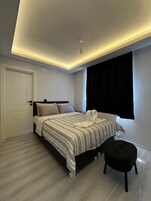 Espacio para trabajar con laptop y tabla de planchar con plancha