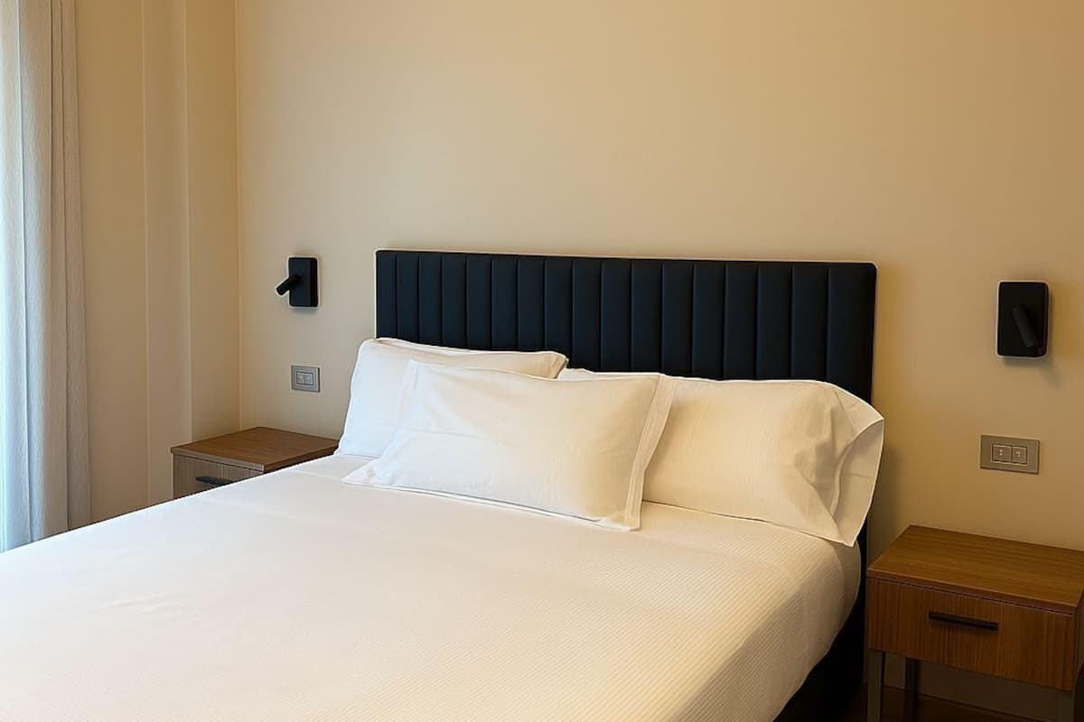 Camera Deluxe con letto matrimoniale o 2 letti singoli, balcone | Una cassaforte in camera, ferro/asse da stiro, Wi-Fi gratuito