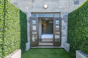 Studio, Balcony, City View | In-room safe, iron/ironing board, cribs/infant beds, free WiFi - Habitat Aparthotel by Totalstay (Cape Town)