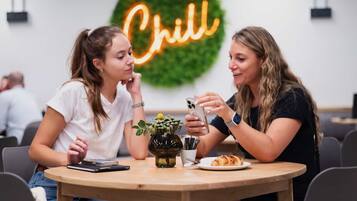 Daily cooked-to-order breakfast (ZAR 150 per person)