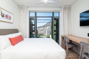 Studio, parveke, kaupunkinäköala | Tallelokero huoneessa, silitysrauta/-lauta, vauvansängyt, ilmainen Wi-Fi