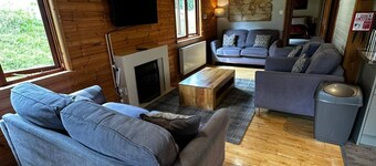 Serene Watermouth Cabin Retreat with Hot Tub & Stunning Coastal Views