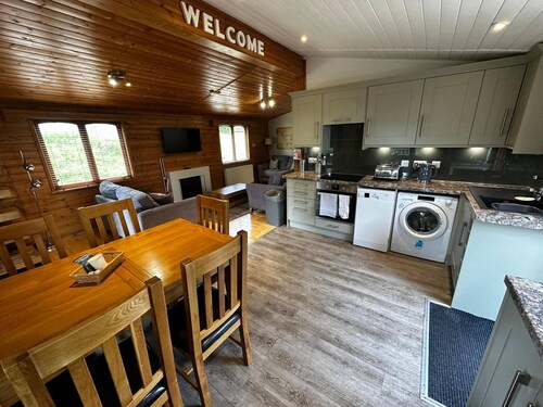 Serene Watermouth Cabin Retreat with Hot Tub & Stunning Coastal Views