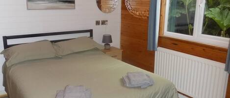 3 bedrooms, iron/ironing board, internet, bed sheets