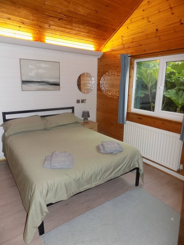 3 slaapkamers, een strijkplank/strijkijzer, internet, beddengoed