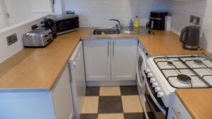 Coffee/tea maker, fridge, microwave, stovetop - Cosy Cabin Retreat in Ilfracombe, North Devon (Ilfracombe)