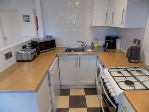 Een koelkast, een microgolfoven, een kookplaat, een vaatwasser