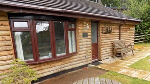 Outdoor dining - Cosy Cabin Retreat in Ilfracombe, North Devon (Ilfracombe)