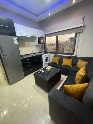 TV - Charming Amman Apartent with City Views (Amman)