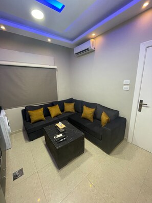 TV - Charming Amman Apartent with City Views (Amman)