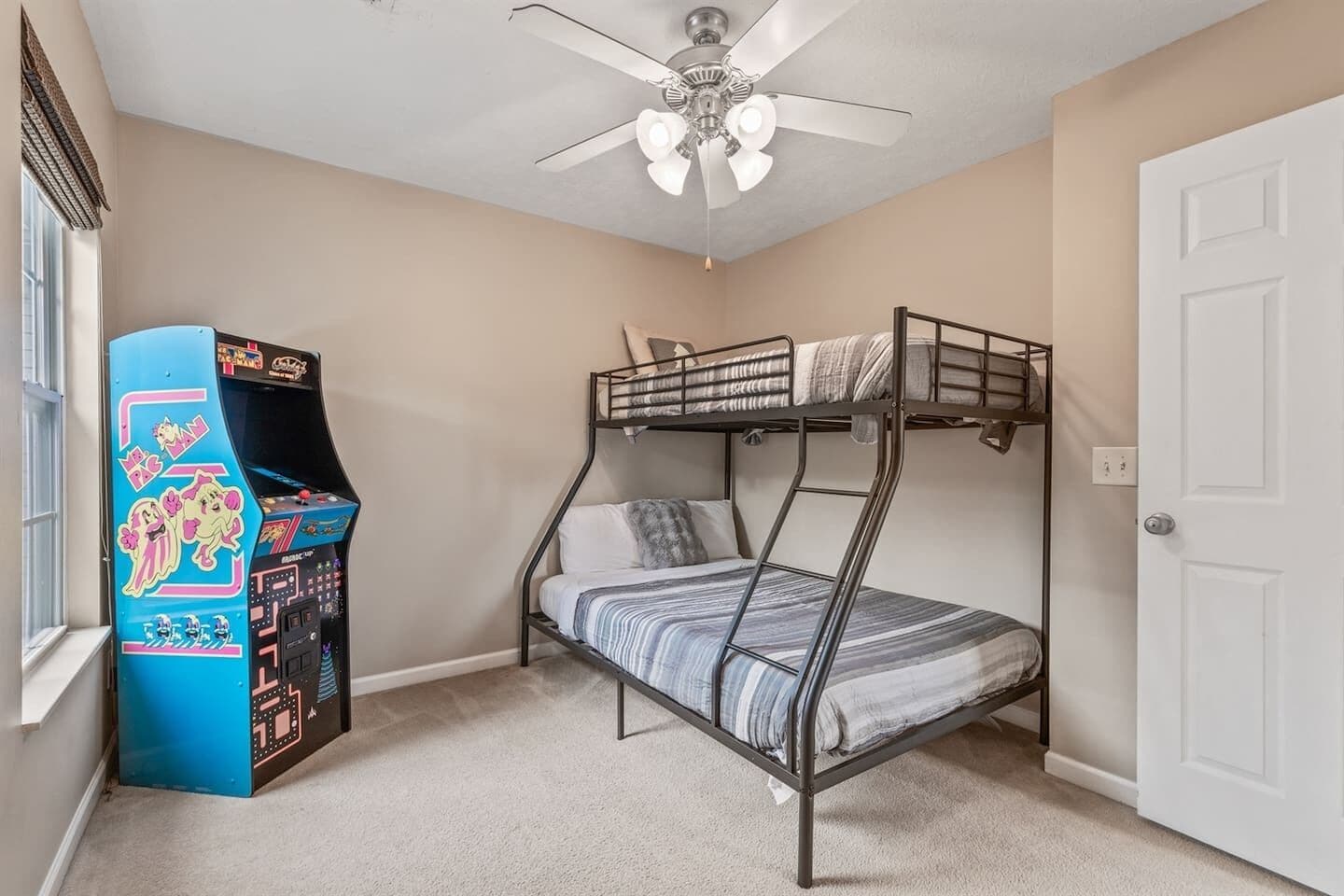 3 bedrooms, travel cot, WiFi, bed sheets