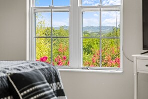 3 bedrooms, travel crib, WiFi, bed sheets