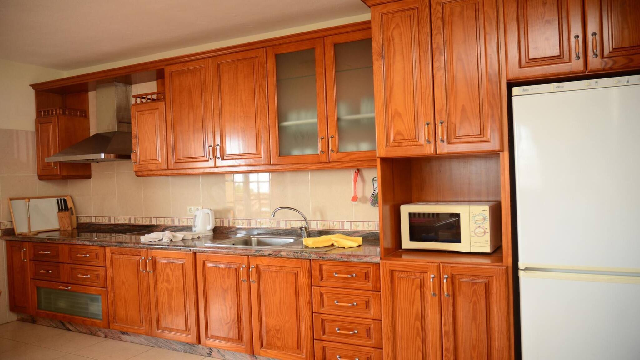 Kühlschrank, Wasserkocher mit Kaffee-/Teezubehör, Wasserkocher, Toaster