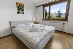 2 chambres, fer et planche à repasser