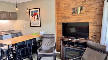 Smart TV, fireplace, ping pong
