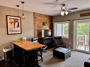 Smart TV, fireplace, table tennis - 1BR Riverside Getaway at Loon • Mountain and River Views • Walk to Everything (Lincoln)