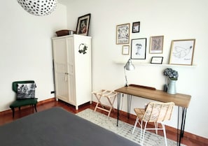 1 habitación, tabla de planchar con plancha y ropa de cama 
