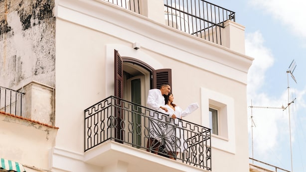 A multi-story building with balconies, a white facade, and a clear sky. - Palazzina Gentile (Bari)