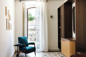 Cathedral Room | Värdeförvaringsskåp på rummet och arbetsyta för laptop