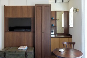 Room Lungomare | Zimmersafe, laptopgeeigneter Arbeitsplatz, Verdunkelungsvorhänge