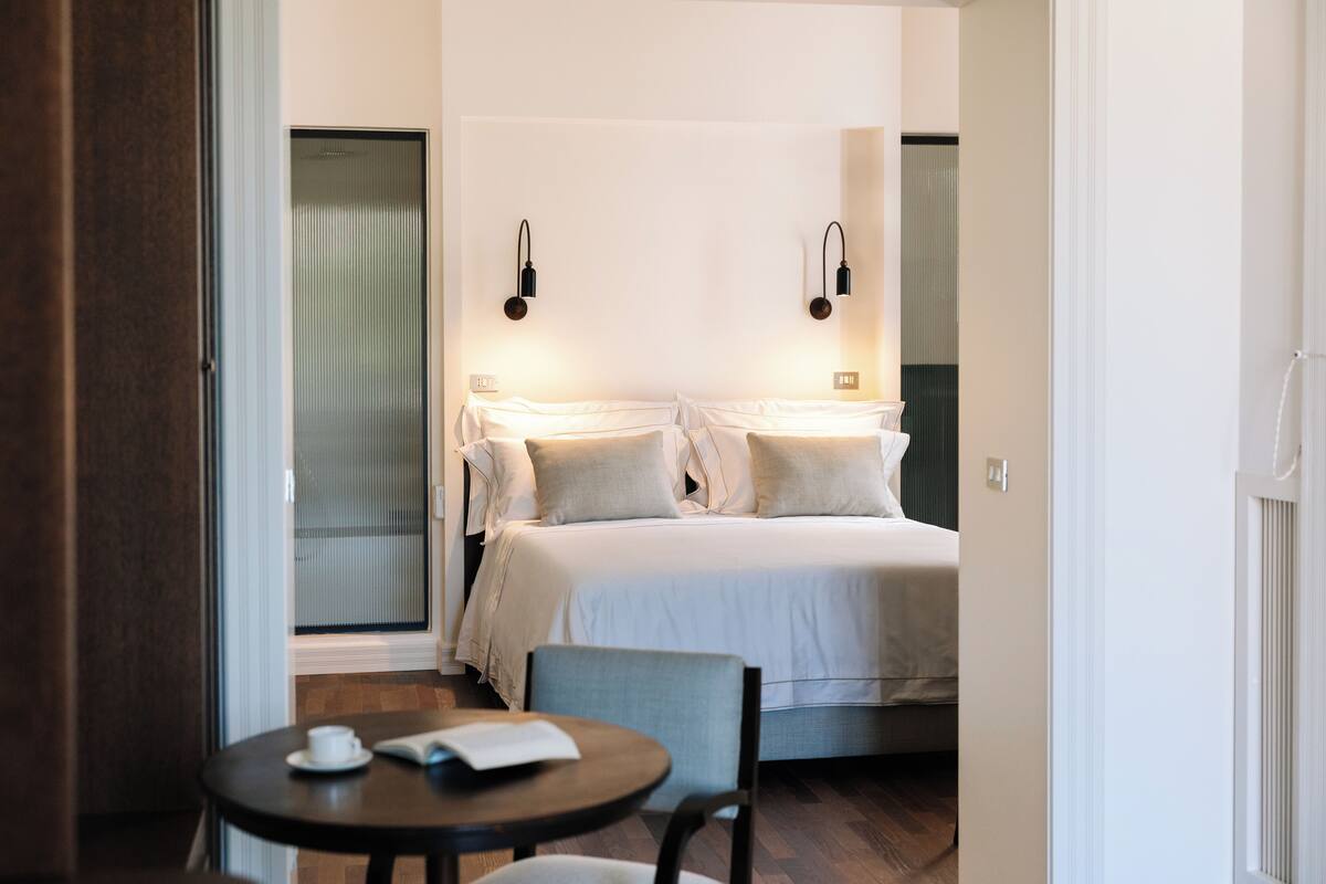 Room Castle | Safe på rommet, skrivebord for bærbar PC og blendingsgardiner