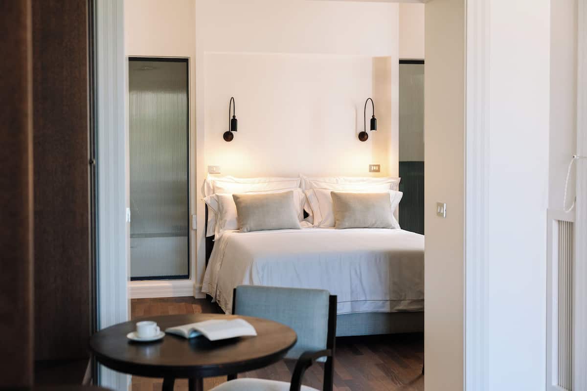 Room Castle | Caja fuerte, espacio para trabajar con un portátil, cortinas opacas