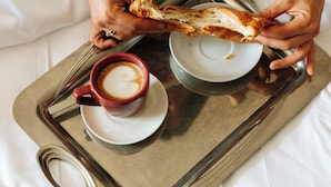 A tray with a cup of coffee and a slice of bread. - Palazzina Gentile (Bari)