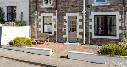 Cosy River‑side Flat in Jedburgh, Steps from Canongate Bridge