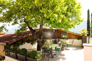 Outdoor dining - RESIDENCE UNTERMÖSSLHOF - APARTMENT WITH POOL, SAUNA AND PANORAMIC VIEW IN LANA (Lana)