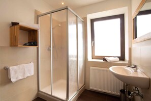 Hair dryer, bathrobes, towels, toilet paper - RESIDENCE UNTERMÖSSLHOF - APARTMENT WITH POOL, SAUNA AND PANORAMIC VIEW IN LANA (Lana)