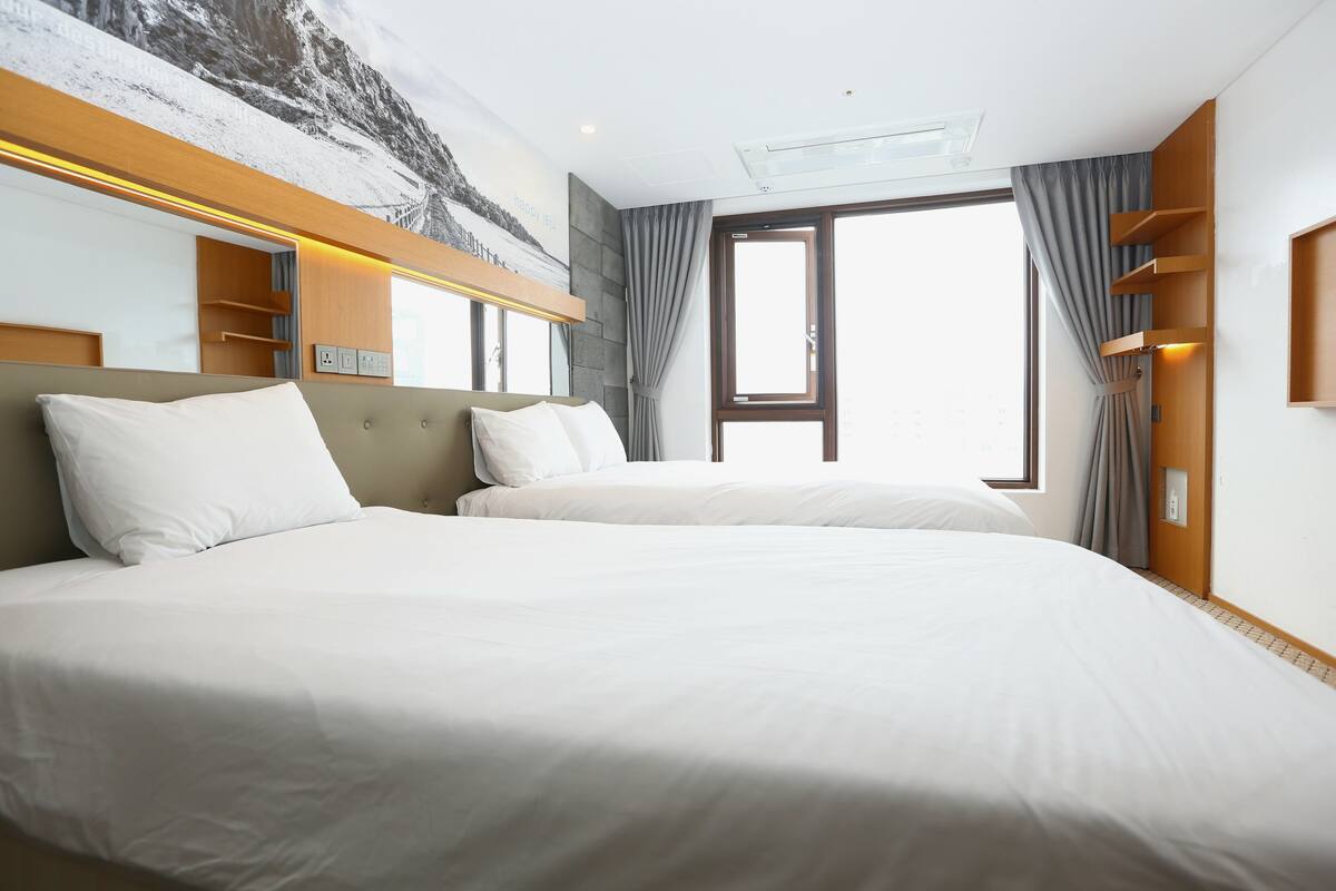 Superior Twin Room (for 2 people) | Meja kerja, ruang kerja ramah laptop, dan Wi-Fi gratis