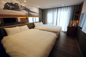 Escritorio, espacio para trabajar con laptop y wifi gratis 