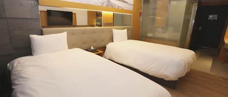 Standard Twin Room (for 2 people) | Una scrivania, postazione laptop, Wi-Fi gratuito