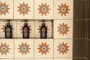 Douche, sèche-cheveux, bidet, serviettes fournies