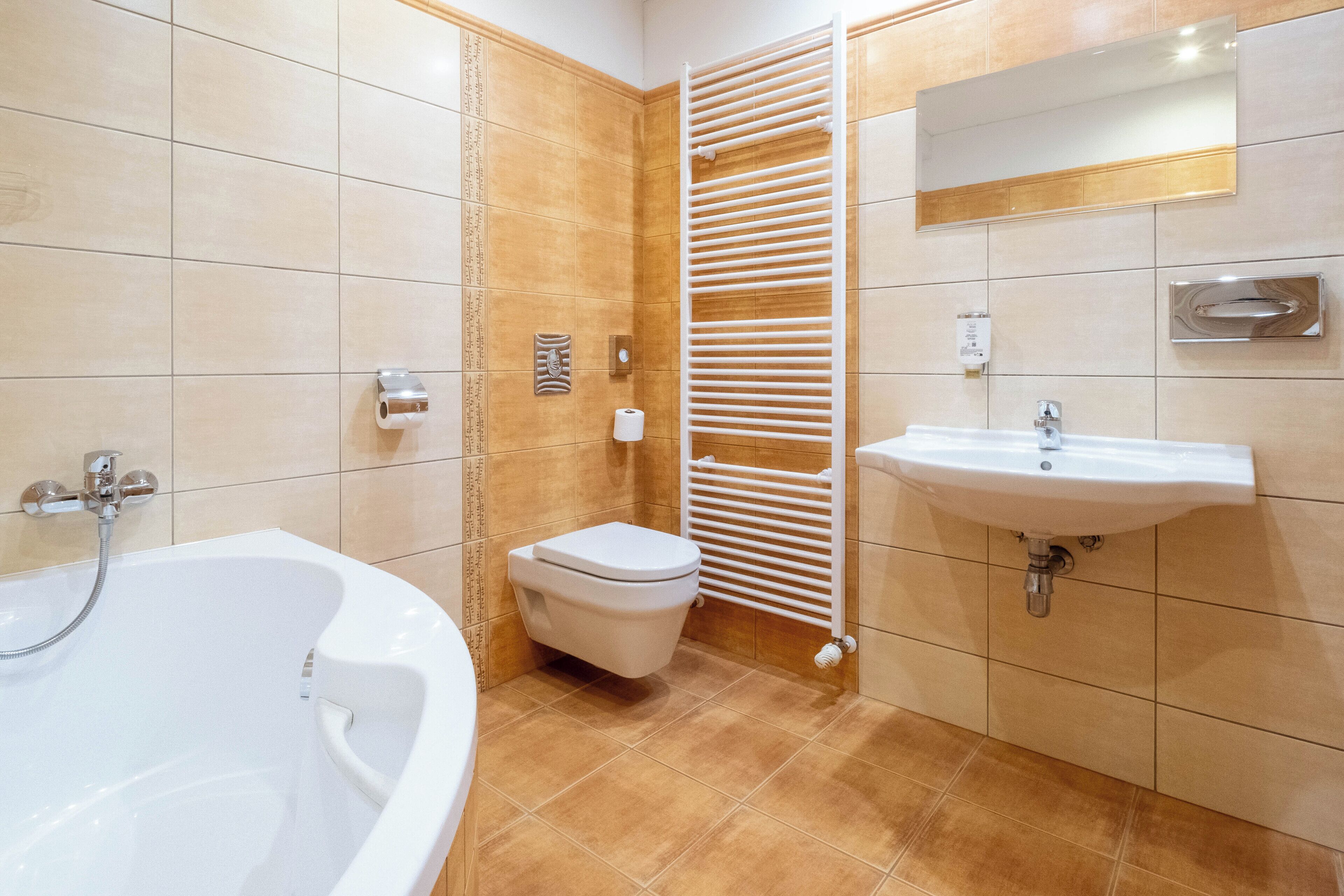 Un baño moderno con bañera, inodoro y lavamanos.