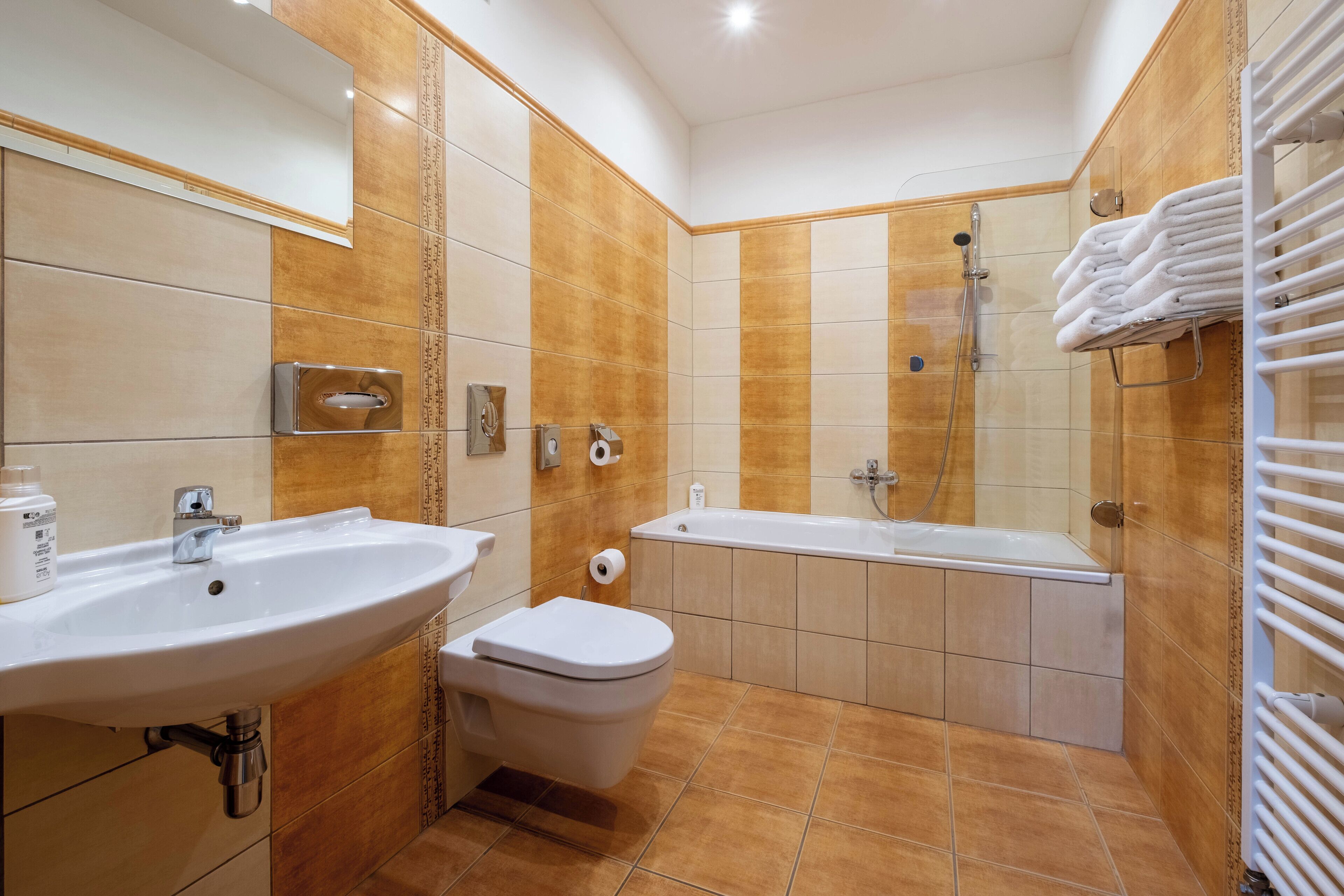 Artículos de tocador gratuitos, secador de pelo, toallas, jabón